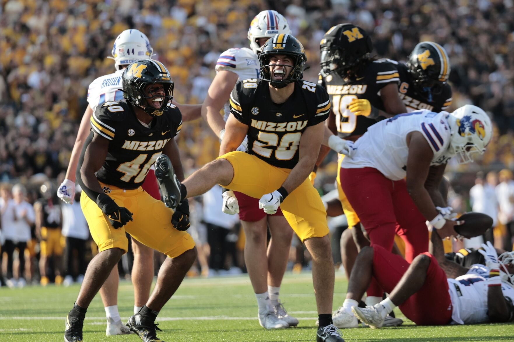 Missouri wins Border War! Beats Kansas 42-31